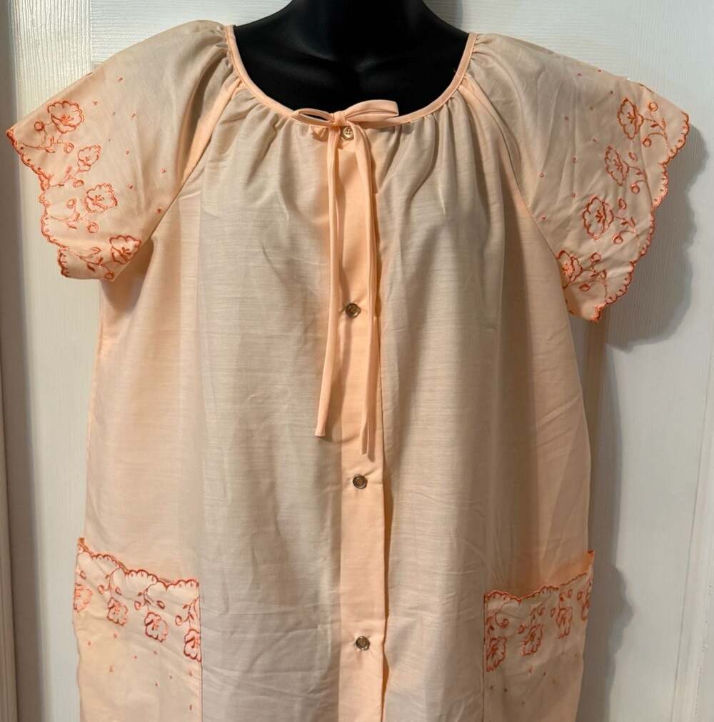 Vtg Nwot Peach Embroidered Snap Front Housecoat Robe Polyester Cotton USA Retro